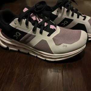 On Cloud runner woman’s shoe size 7.5 like new